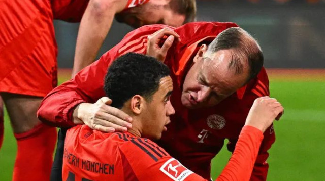 רגעים של חרדה בבאיירן. מוסיאלה אחרי הפציעה (צילום: GettyImages, Tom Weller/picture alliance)