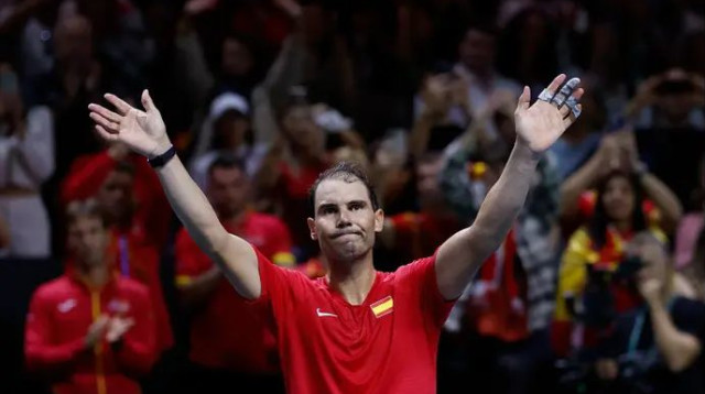 רפאל נדאל מודה לקהל (צילום: רויטרס)