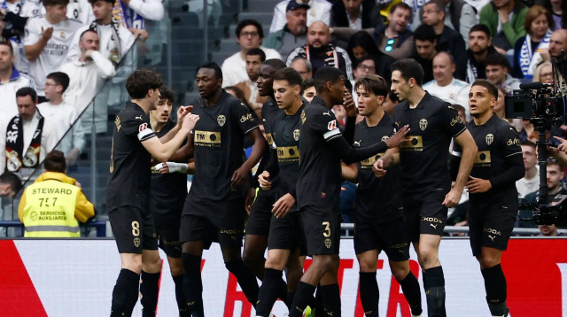 שחקני ולנסיה חוגגים (צילום: רויטרס)