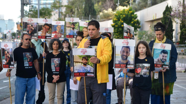 הצהרת משפחות החטופים בשער בגין, הקריה (צילום: אבשלום ששוני)