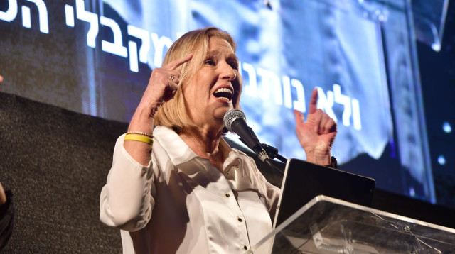 ציפי לבני בכיכר הבימה (צילום: אבשלום ששוני)