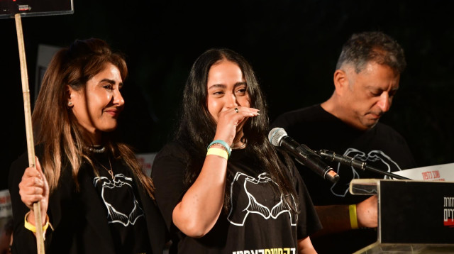 לירי אלבג בעצרת למען החטופים (צילום: אבשלום ששוני)