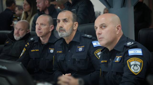 דני לוי מפקח על הפשיטה על ארגון הפשע אבו לטיף (צילום: דוברות המשטרה)