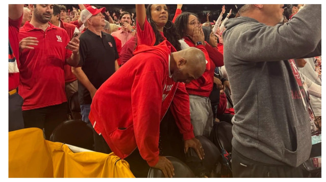 דרק שארפ אחרי הניצחון של יוסטון עם בנו עמנואל שארפ על אוניברסיטת דיוק (צילום: צילום מסך, מתוך טוויטר)