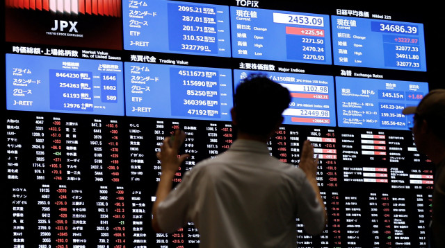 המדדים של הבורסה בטוקיו, יפן. הבורסה באסיה (צילום: REUTERS/Willy Kurniawan)