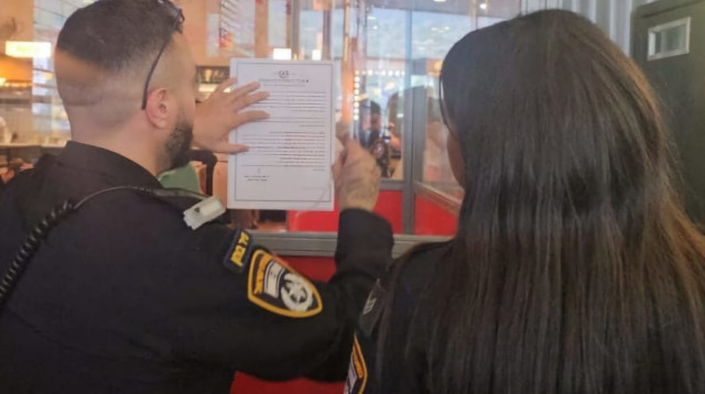 צו סגירה למסעדה בחיפה (צילום: דוברות המשטרה)