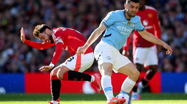 מתאו קובאצ'יץ' מול ברונו פרננדש בדרבי של מנצ'סטר (צילום: Sportsphoto/Allstar)