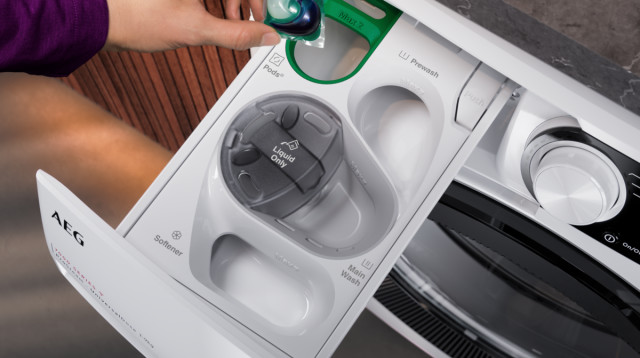 מכונת כביסה AEG עם תא ייעודי לקפסולות כביסה (צילום: יח"צ)