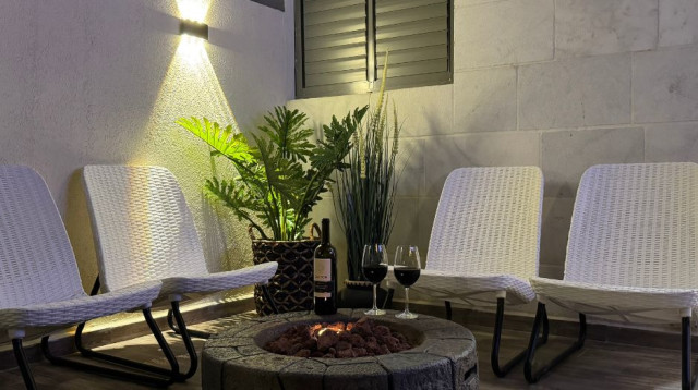 מדורה בחצר  (צילום: חגי לאופר)