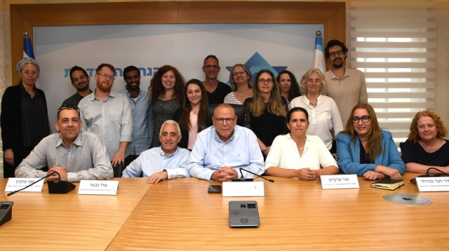 חותמי ההסכם להטבת תנאיהם של עובדי מקצועות הבריאו (צילום: יסמין גיל, דוברות ההסתדרות)