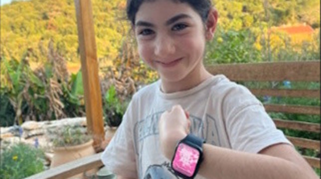 יהלי קדמון עם האפליקציה לשעון החכם (צילום: באדיבות המשפחות)