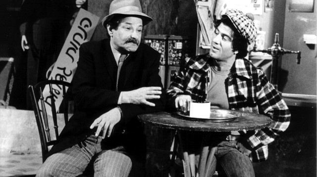 מימין: יצחק חלוצי ואריה אליאס ז"ל ב"הילדים משכונת חיים" (צילום: דב טנא, הטלוויזיה החינוכית)