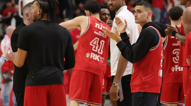 שחקני הפועל תל אביב (צילום: אודי ציטיאט)