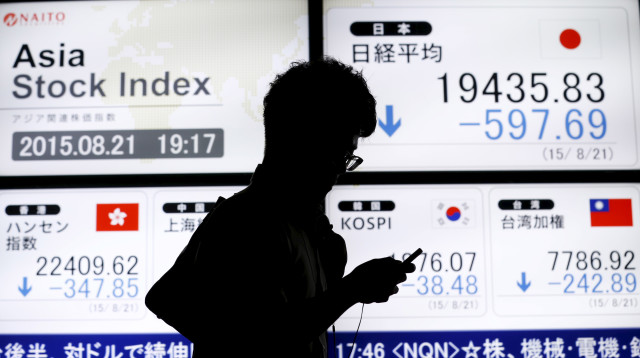 ירידות שערים בבורסה (צילום:  REUTERS/Issei Kato)