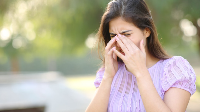 שפשוף עיניים. דלקות ופגיעה בראייה (צילום: שאטרסטוק)