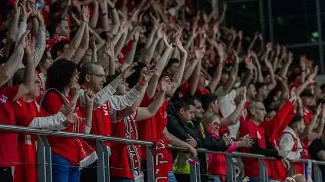 אווירה לא תחסר גם הערב, ומי יודע כמה אדומים יהיו בארנה סמוקוב (צילום: אתר רשמי, הפועל שלמה תל אביב)