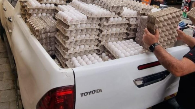 תפיסת ביצים בשוק מחנה יהודה בירושלים (צילום: דוברות המשטרה)