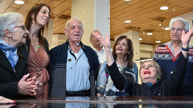 החיים השמחים בבית גיל הזהב תל אביב – סבתא זפטה בדקה ומצאה (צילום: שי בן אפרים)