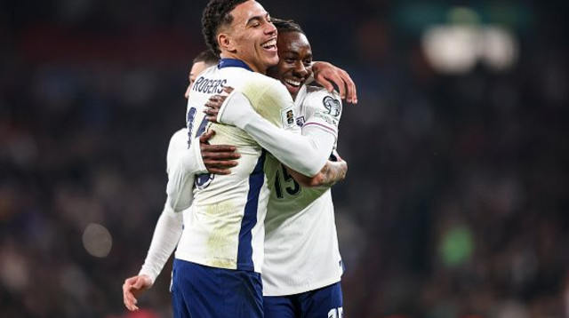 אזה ורוג'רס חוגגים (צילום: Robin Jones)