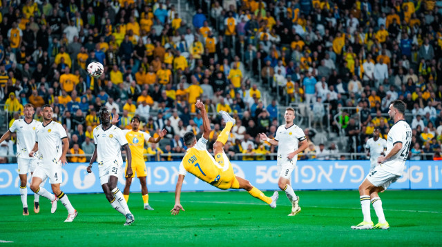 ערן זהבי במספרת. פוסטר האליפות? (צילום: שירה קז)