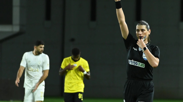 ספיר ברמן שופטת כדורגל שולפת כרטיס צהוב (צילום: ברני ארדוב)