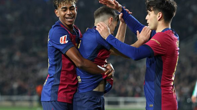 לאמין ימאל, גאבי ופדרי ברגעי אושר של ברצלונה (צילום: NurPhoto)