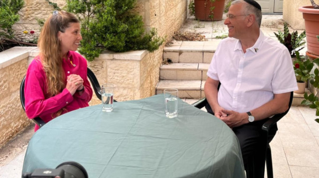 הרב ד"ר בני לאו, ראש מיזם 929, עם שרית זוסמן, אמו של רס"ל בן זוסמן  (צילום: תמר יחיא)