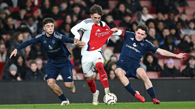 מקס דאומן הצעיר מלהטט (צילום: David Price)