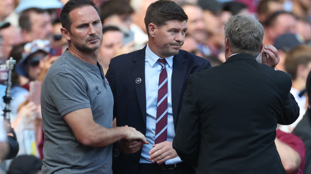 רק לאחד מהם יש נקודות. סטיבן ג'רארד עם פרנק למפארד (צילום: רויטרס)