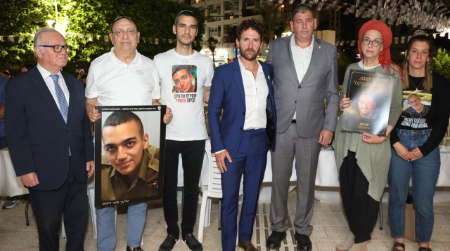 אירוע ליל סדר בגבעת שמואל, משפחות החטופים (צילום: ליאור בר סימן טוב)