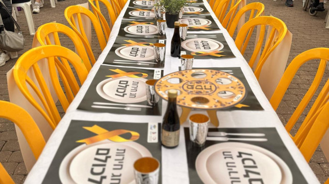 אירוע ליל סדר בגבעת שמואל, משפחות החטופים (צילום: ליאור בר סימן טוב)