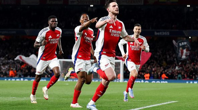 דקלן רייס חוגג עם שחקני ארסנל ערב בלתי נשכח (צילום: Catherine Ivill - AMA / Contributor)