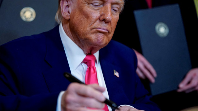 טראמפ חותם על צווים נשיאותיים (צילום: רויטרס)