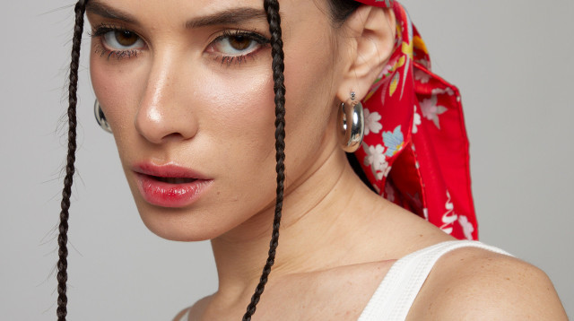 Refuture, צעיף ראש, 389 שקל (צילום: שחר ארביב)