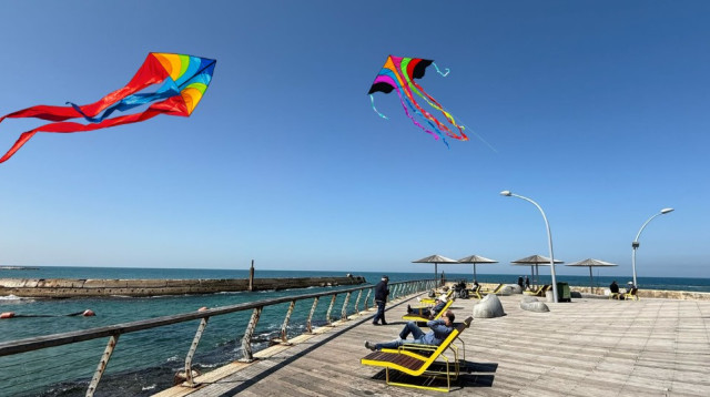 הפנינג עפיפונים בנמל תל אביב חול המועד פסח (צילום: גל יערי)