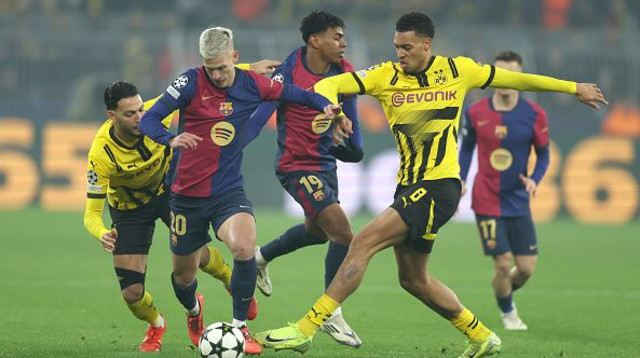 שחקני דורטמונד וברצלונה נלחמים על הכדור (צילום: Lars Baron)