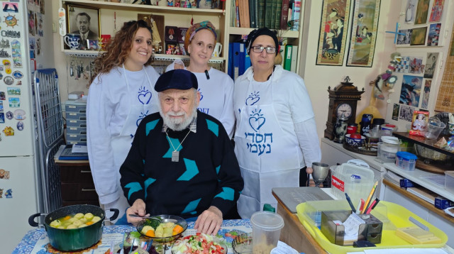 ולדימיר קנטרוביץ' עם מתנדבות "חסדי נעמי" (צילום: באדיבות חסדי נעמי)