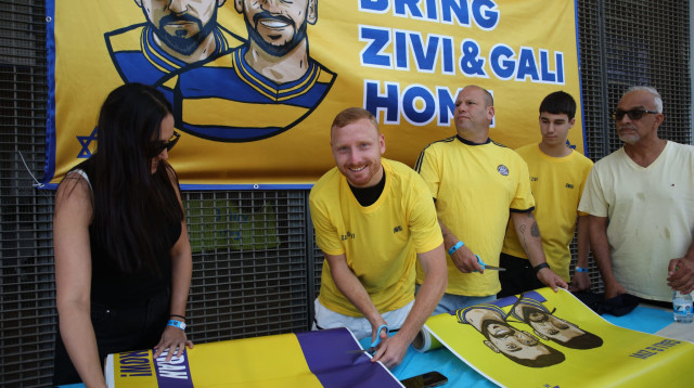 שחקני מכבי תל אביב בהתנדבות (צילום: מכבי תל אביב האתר הרשמי)