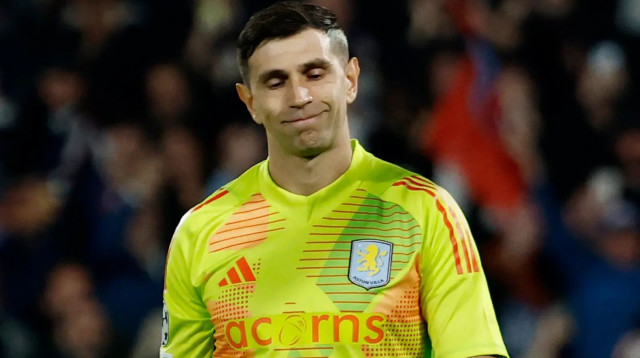 אמיליאנו מרטינס שוער אסטון וילה מאוכזב (צילום: רויטרס)