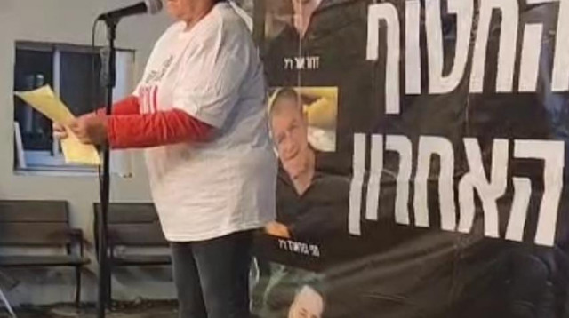 דורית אור בעצרת המיוחדת בחצרים (צילום: דוברות קיבוץ בארי)