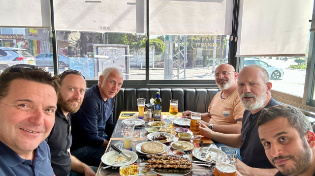 ניר קיפניס בסטקיית איסטנבול (צילום: ניר קיפניס)