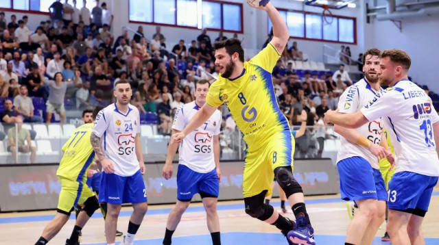 ירמי סידי במדי מכבי ראשון לציון, עונת 2023/24 (צילום: אתר רשמי, הדר ואן קולא, איגוד הכדוריד)