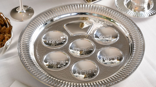 קערת פסח מהודרת בציפוי כסף מבית הצורפים (צילום: צחי קיבנשטיין)