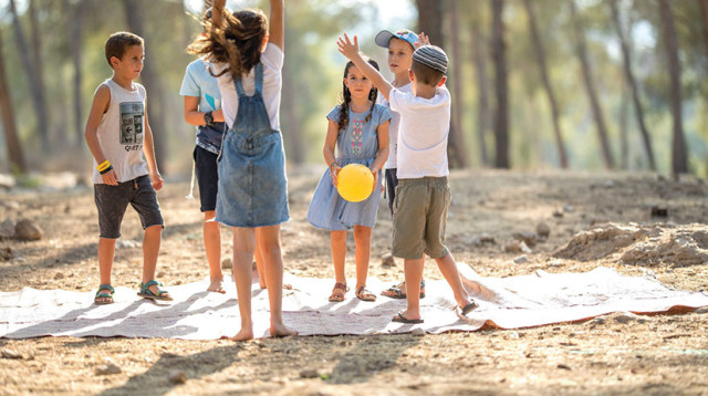 מטיילים בפסח בקק"ל (צילום: ארכיון קק"ל,אבי בלבן)