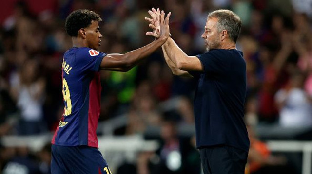 האנזי פליק ולאמין ימאל (צילום: Soccrates Images)