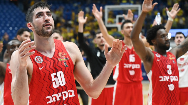 יובל זוסמן ושחקני הפועל ירושלים חוגגים ניצחון ביד אליהו (צילום: ברני ארדוב)