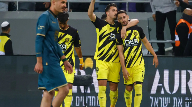 עומר אצילי חוגג עם ירדן שועה, שחקני בית"ר ירושלים (צילום: דני מרון)