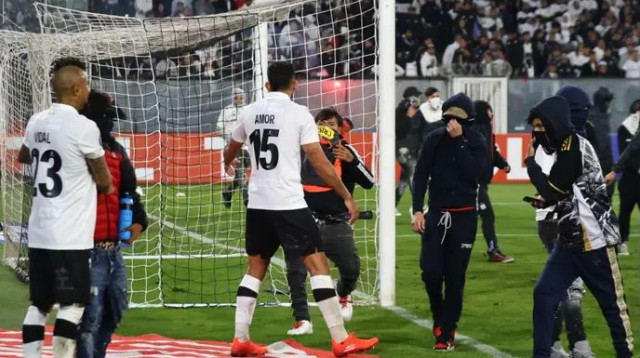 שחקני קולו קולו מתעמתים עם האוהדים (צילום: GettyImages)