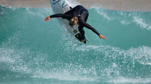 לגלוש על הגלים  (צילום: נעם אשל)