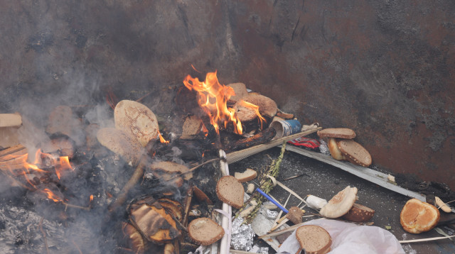 ביעור חמץ (צילום: מרק ישראל סלם)